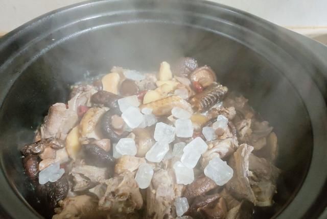 土鸡|土鸡新做法,啤酒鸡,你吃过吗?比啤酒鸭更香,更有嚼劲哟