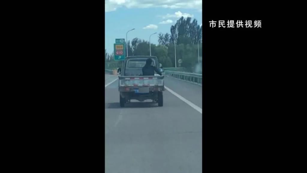  能行|【鸿胜出警】小货车车厢载人上高速鸿Sir大惊：能行吗？