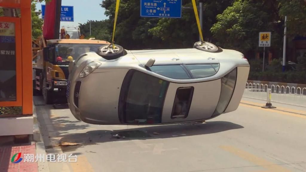  车主|绿榕北路一辆小轿车侧翻在机动车道上，车主一头雾水