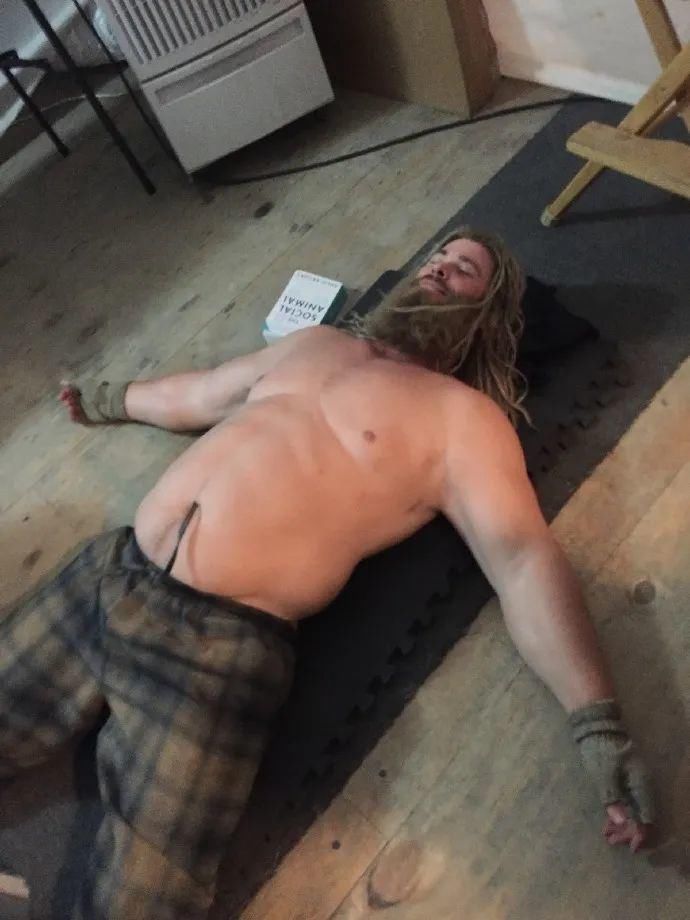 马克|锤哥37岁生日快乐!祝你心若雷霆照亮前路,“损友”马克叔发来生日贺照