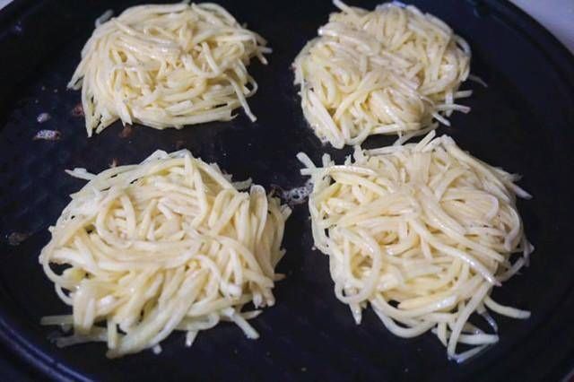  入锅|这种可口小饼，备菜过程不用切，拌一拌就能入锅煎