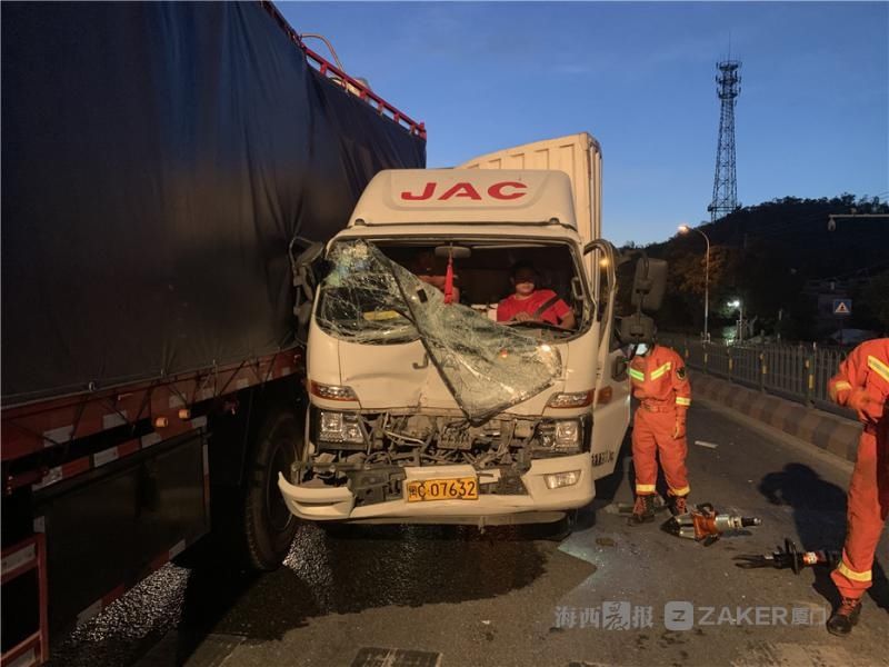  消防|追尾后又撞上半挂车，货车司机被卡车内，幸好消防及时救援…