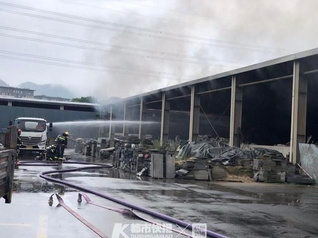 货车|上午杭州一装有沥青货车突然起火,黑烟滚滚