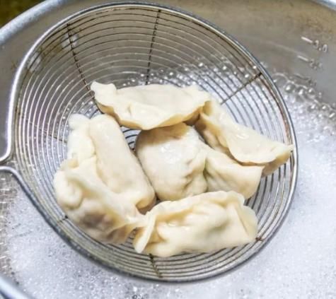 下锅|煮冻饺子,最忌直接下锅!学会这样做,饺子不开裂,和刚包的一样