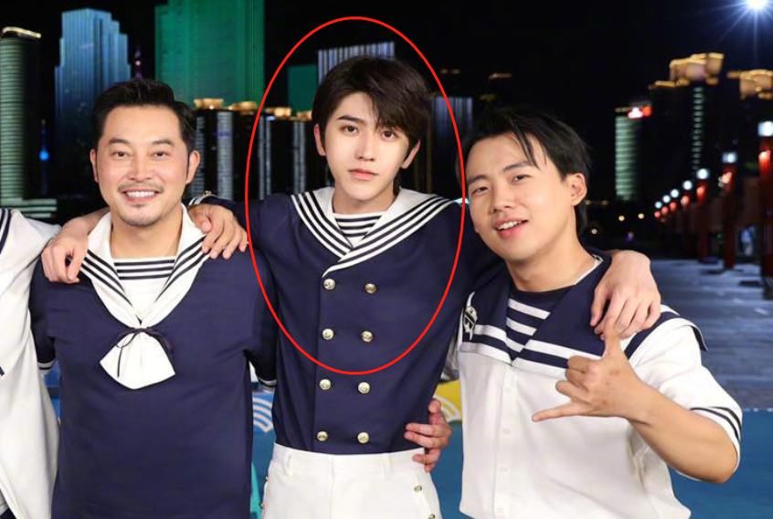  路透|蔡徐坤“海军装”路透，不用精修PS，说只有18岁都不算过分