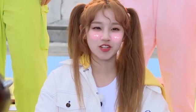  坐姿|Baby宋雨琦同框，看清两人的坐姿，少女和女汉子的差距一目了然