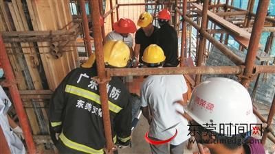  钢筋|4根钢筋穿透男工身体 12名消防员成功施救