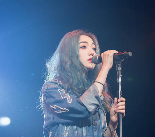  参加|创3选手参加618晚会，死亡灯光下希林显黑，只有张艺凡抗住了