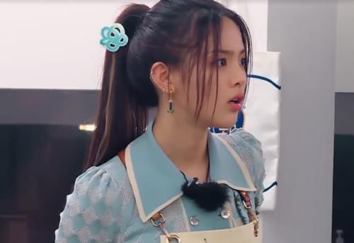  机智|杨超越现身《中餐厅4》，却遇首次“被迫”退单，多加4字机智救场获赞无数