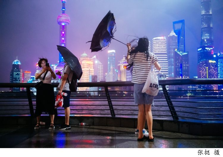 吹翻|台风“黑格比”经过上海同纬度，雨伞被吹翻，衣服全淋湿