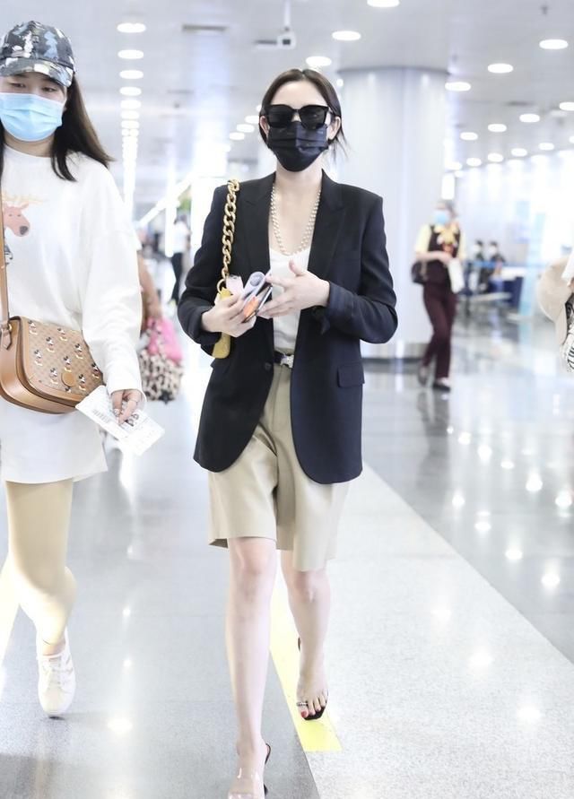 长裤|穿西装别再搭长裤了，女明星都搭配这4条短裤，时尚有范超显腿长