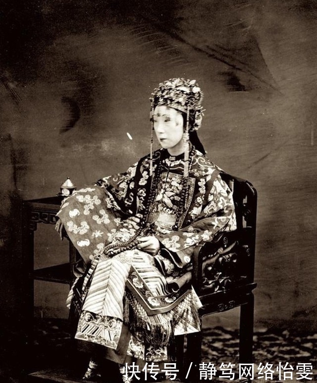  夫人|罕见老照片：穿官服的晚清诰命夫人，霸气十足，网友却感觉瘆人