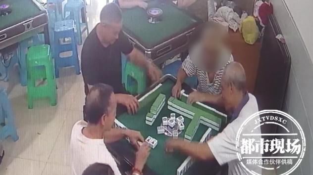  倒地|正在打麻将，六旬男子突然倒地身亡