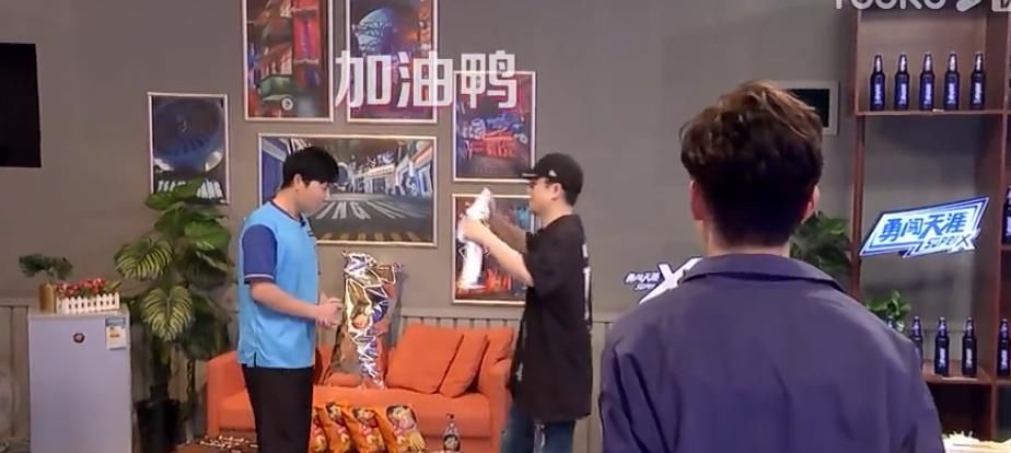  小哥|《街舞》外卖小哥海选失利，在火锅局获毛巾，王一博的叮嘱太暖心