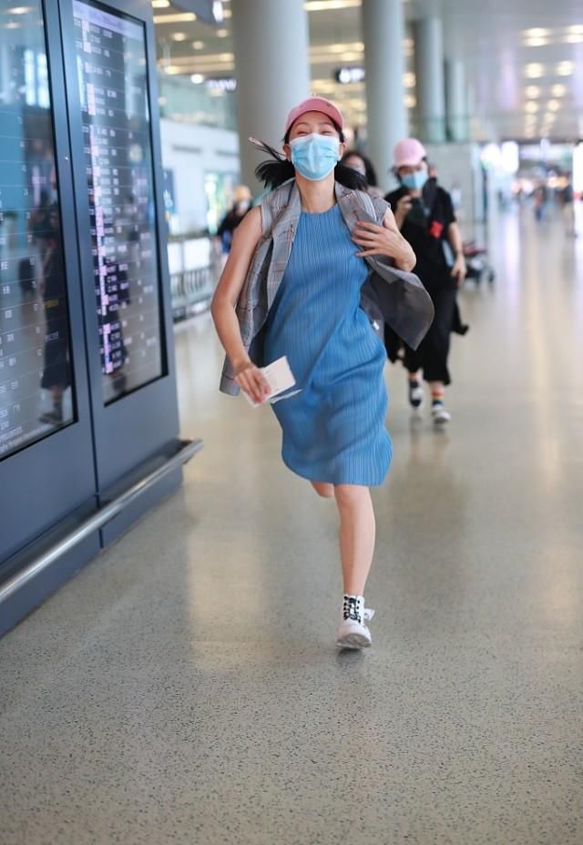  减龄|陶虹出行，穿格纹马甲内搭蓝色裙子，这么穿减龄10岁都不止！