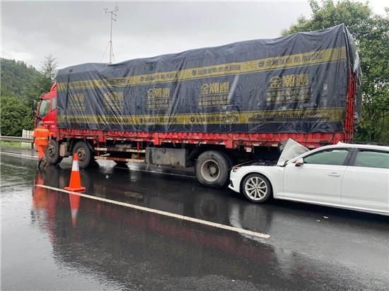  雨天|可怕！高速上小车被货车拖着前行 雨天开车切记保持车距