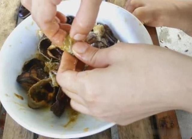 女孩|农村女孩卖“生螃蟹”8元一盘，每天能卖500盘，顾客都说好吃