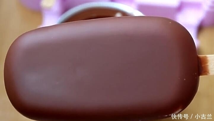 鸡蛋|自制脆皮雪糕,2个鸡蛋一包奶,简单一做酥脆细腻,比冰淇淋好吃