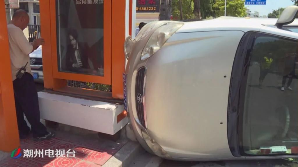  车主|绿榕北路一辆小轿车侧翻在机动车道上，车主一头雾水