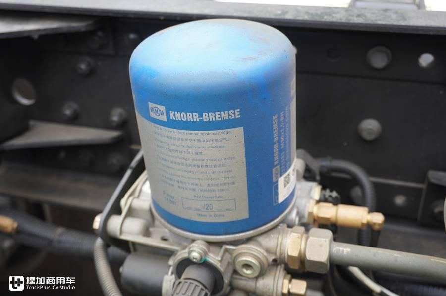  推出|解放J6P推出一款砂石料运输牵引车，配置怎么样？实拍带你看看