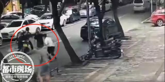  实拍|实拍！警察被拖行20多米仍然拼死抓人，现场一度非常惊险