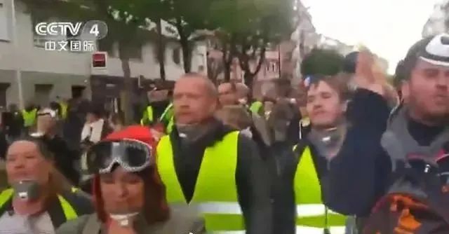 征集志愿|早新闻丨广西一男子带孩子坐扶梯只顾玩手机,揪心的一幕发生了