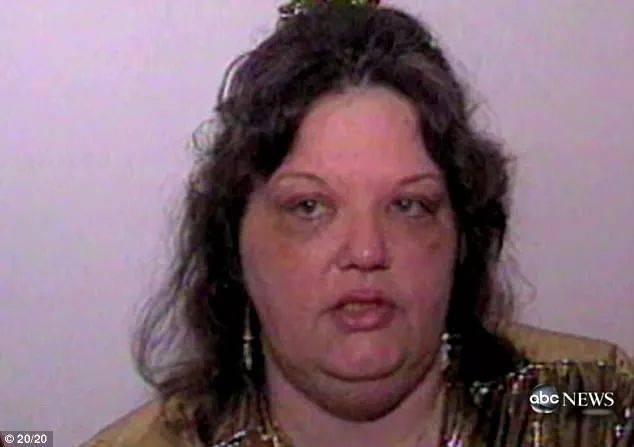  约翰|毛骨悚然！2岁被性虐，9岁被绑架，一个拴着铁链，关在棺材里的小女孩！