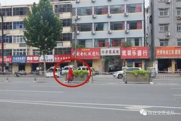 环境|看看都有那些人在破坏文明交通环境、你是否也在其中?