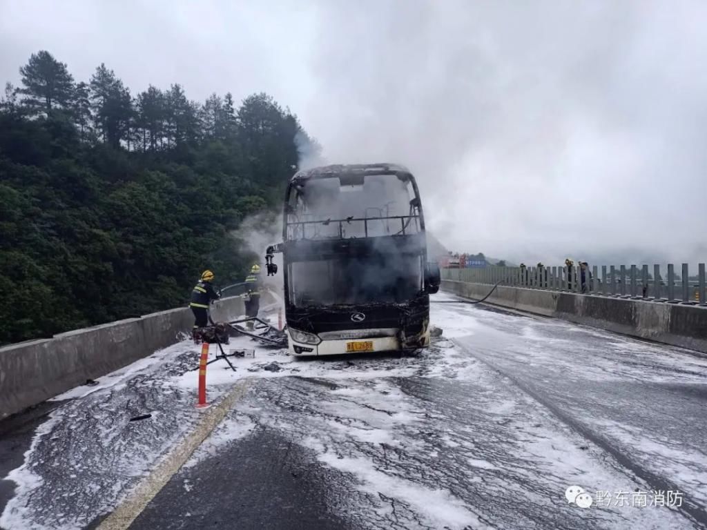  大客车|黔东南高速公路上大客车突然起火，司机一个动作救了全车人