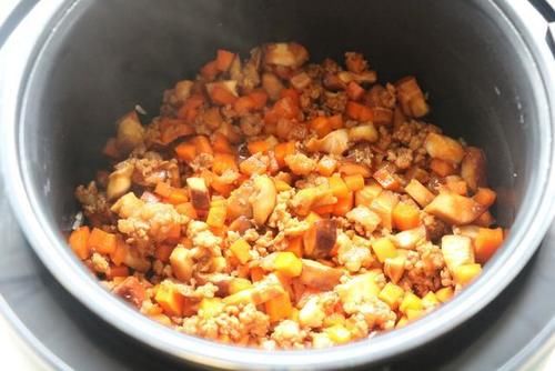 学会|伏天别炒菜了,学会这个懒人焖饭,有菜有肉有饭,太适合懒人了!