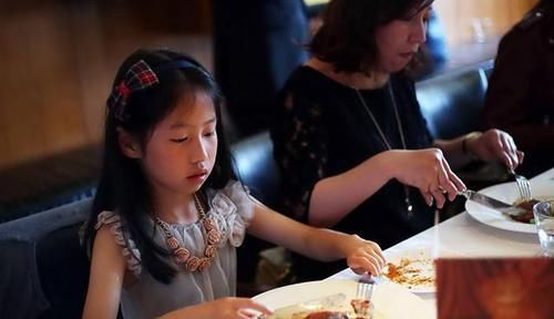 未来|地铁上的一张照片，引众人点赞：你的教养决定孩子未来的高度