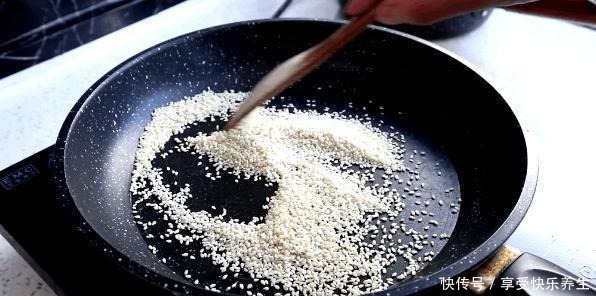 油条|早餐,别总吃包子油条,这点心也不错,软糯香甜,每一口都有惊喜