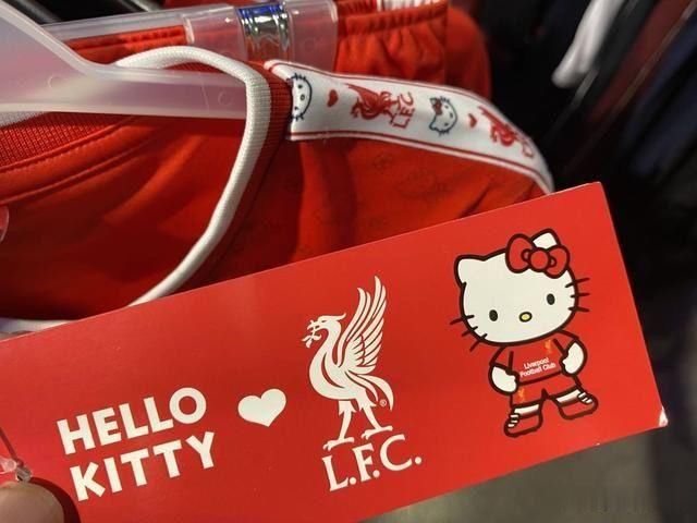 HelloKitty|HelloKitty加盟英超冠军利物浦？这联名款战袍真可爱