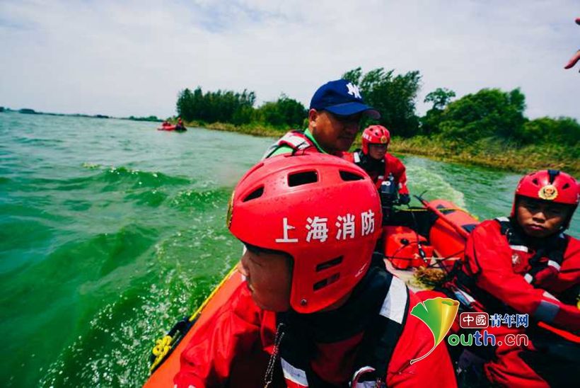  大面积|巢湖蓝藻大面积爆发 消防员头顶酷暑清理