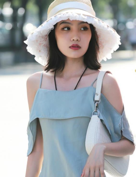 小姐姐|街拍:一身白色穿搭的小姐姐,短发也显得干净利落,非常时髦