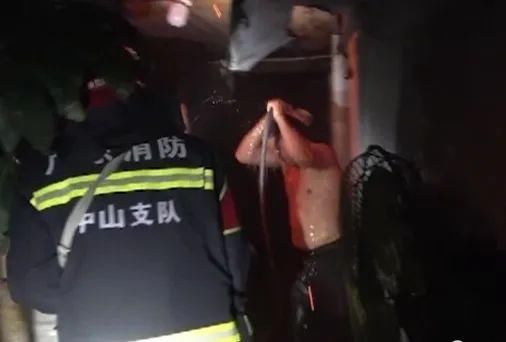  不顾|店铺凌晨突发大火，店主不顾阻拦冲进火海！接下来一幕......万幸！