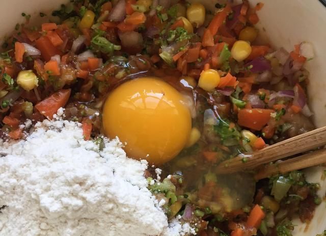 趁热|蔬菜鸡肉饼,营养丰富又健康,外面酥脆内里香软,趁热吃非常香