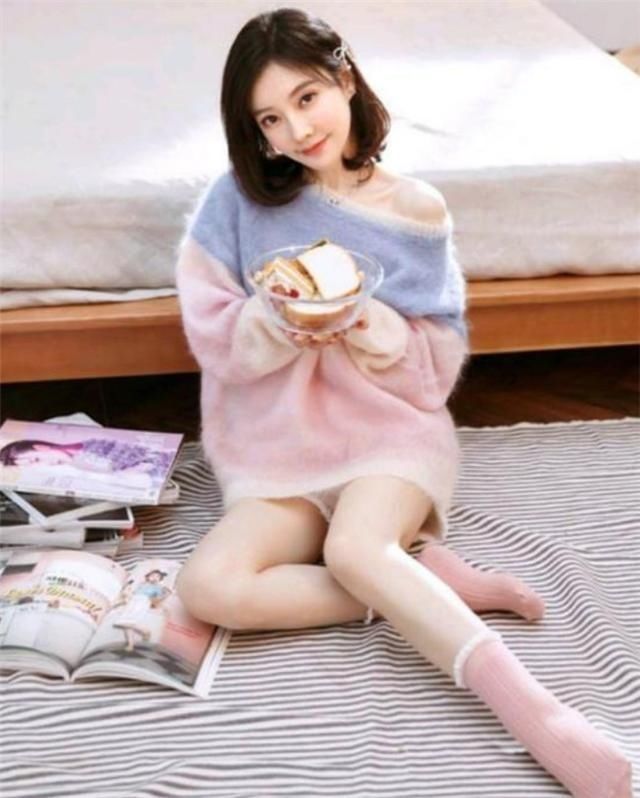奶昔|冯提莫似乎发现自己腿优势了，阔腿裤换成奶昔少女袜后，效果绝了
