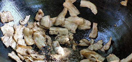  五花肉|尖椒炒五花肉，肥而不腻，色香味俱全，晚饭这一个菜就够了！