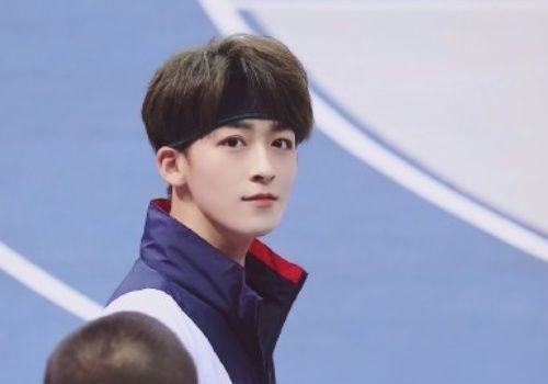  回事|王艺瑾交接棒失误忍不住哭泣,何洛洛专门去道歉,90度鞠躬是咋回事