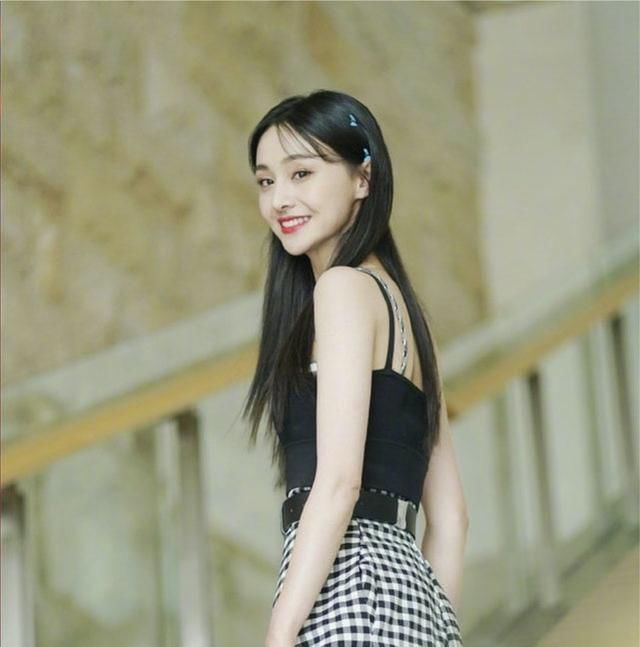 节目|郑爽节目中穿着鞋踩沙发被批没素质,还宣扬“备胎”观念