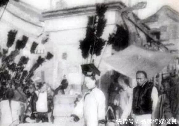 漂亮|真实老照片:晚清逛街的满族女子,第4张素颜照就挺漂亮的