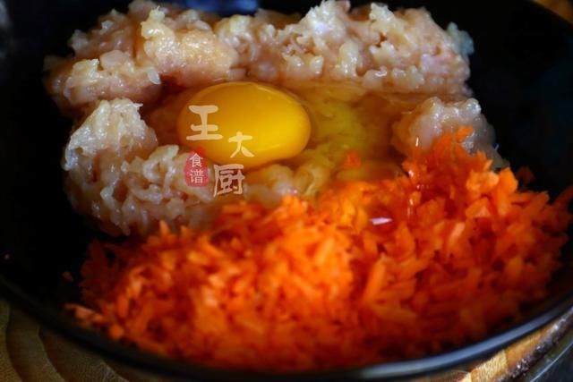 好吃|吃过一定会爱上的玉米片炸胡萝卜鸡胸肉丸子,简单好做,非常好吃
