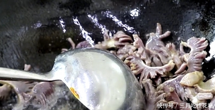  把鸡胗|如何做最好的鸡丁？食谱和实践告诉你，它的味道脆，嫩，开胃