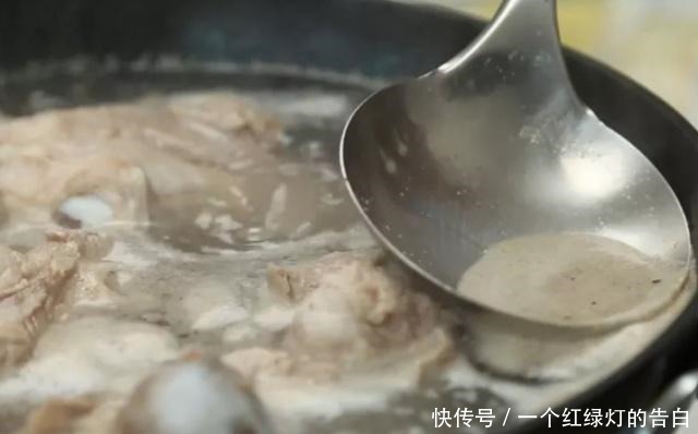 骨头汤|不管炖什么骨头汤,都不要直接加水炖,多加这一步,汤又白又香
