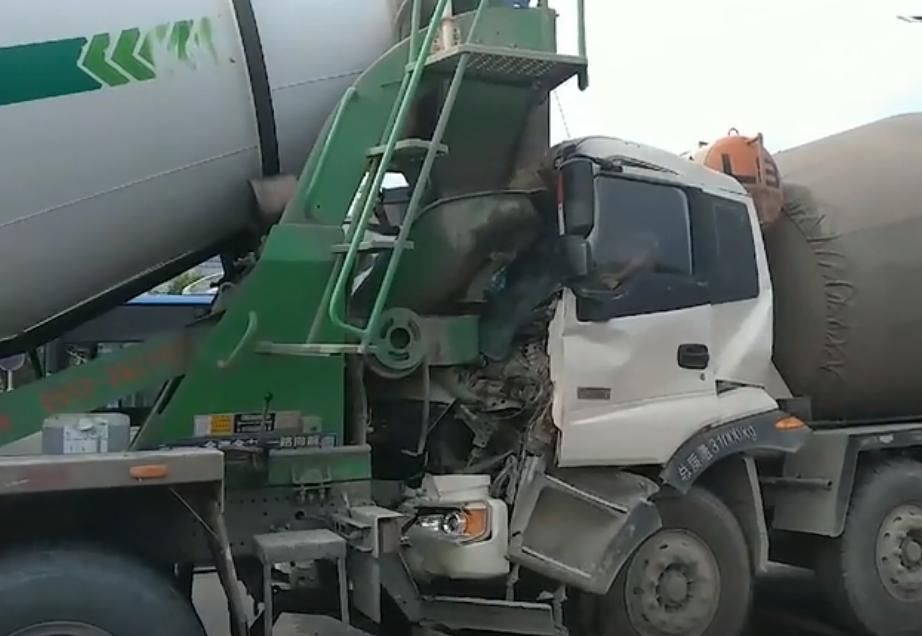  被困|淮上大道三车连撞，有驾驶员被困！两辆电动车相撞，头部均重伤！