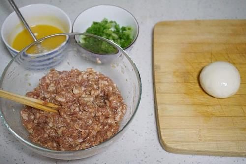 酥脆|酥脆掉渣的油酥肉饼，拌馅揉面油煎的三大窍门，几分钟学会不用愁