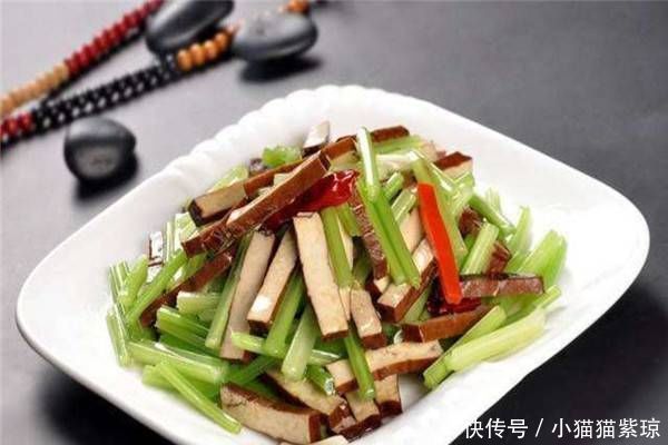  白香干|吃有营养的炒菜——芹菜炒香干，酥脆，香甜多汁，家人爱吃