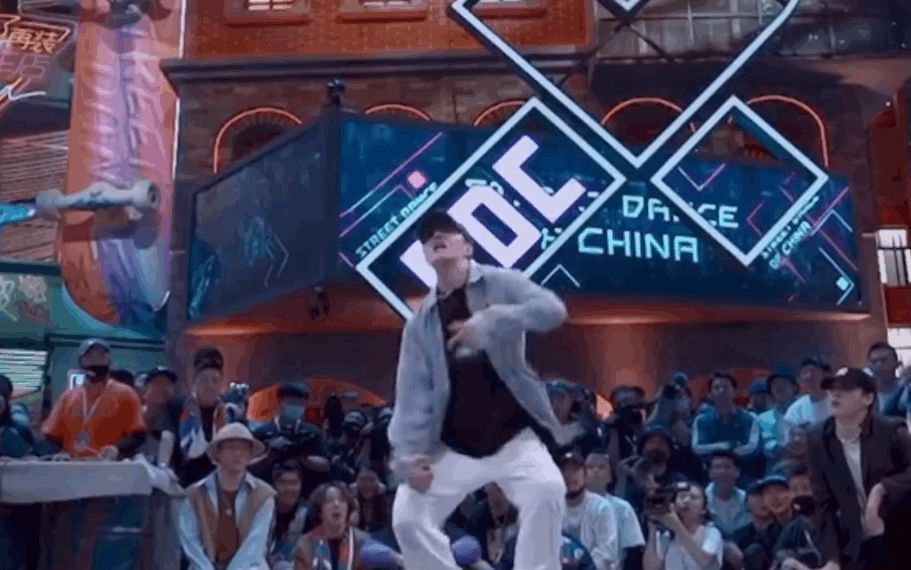  舞步|王一博扭着hiphop律动舞步, 既奇怪又嘚瑟, 网友以为脚崴了