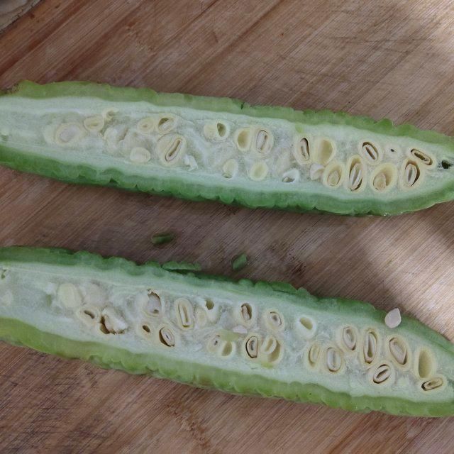  清爽|每天一道菜：苦瓜拌咸鸭蛋，清爽去火，简单美味